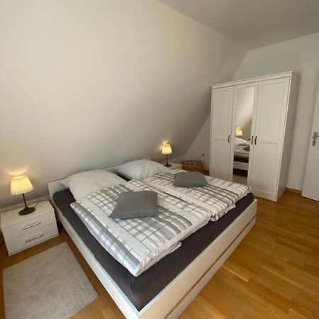 Ferienwohnung Mit Balkon Und Eingezaeunten Garten Аурих Экстерьер фото